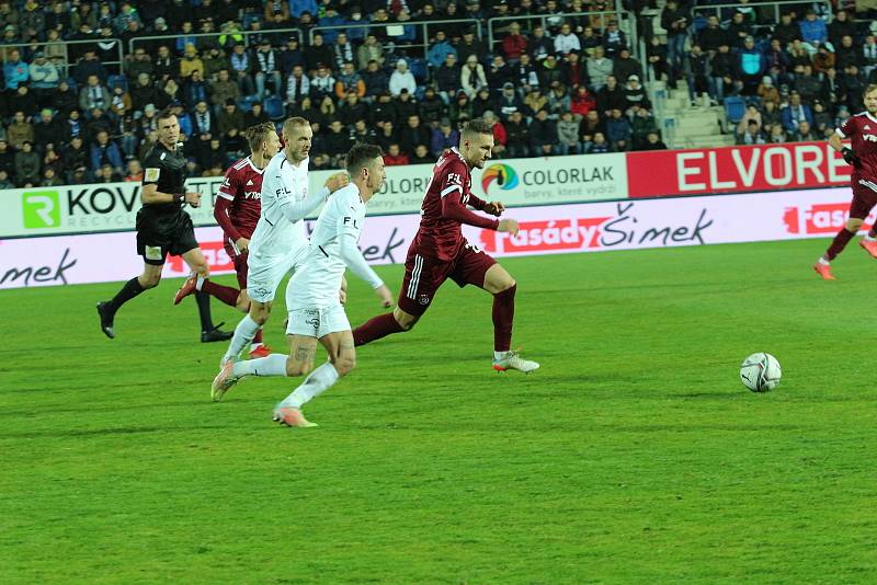 Fotbalisté Slovácka (bílé dresy) ve šlágru 15. kola FORTUNA:LIGY přehráli Spartu 4:0.