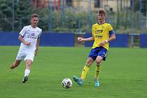 Fotbalisté Slovácka B (bílé dresy) v  MSFL porazili juniorku Zlína 1:0. 