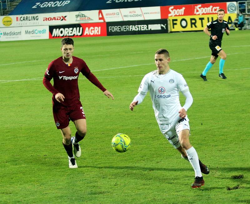 Fotbalisté Slovácka (v bílých dresech) v 11. kole FORTUNA:LIGY proti pražské Spartě