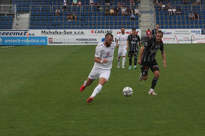 Fotbalisté Slovácka (bílé dresy) ve 2. kole FORTUNA:LIGY hostili České Budějovice.