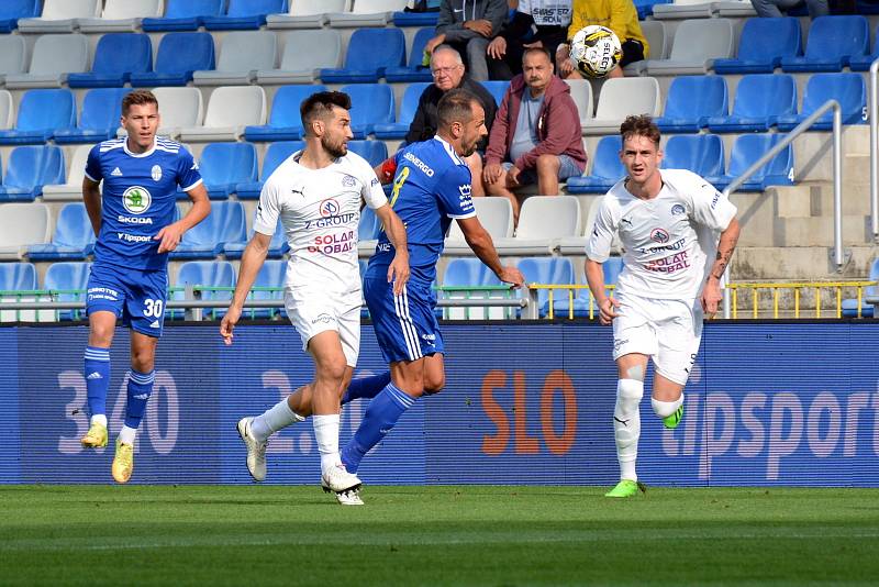 Fotbalisté Slovácka (bílé dresy) se v 8. kole FORTUNA:LIGY představili na hřišti Mladé Boleslavi.