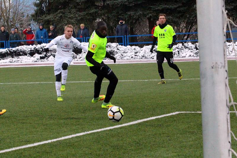 Fotbalisté Slovácka (v bílých dresech) na umělé trávě v Uherském Brodě přehráli druholigové Vítkovice 4:0. Foto: Deník/Stanislav Dufka