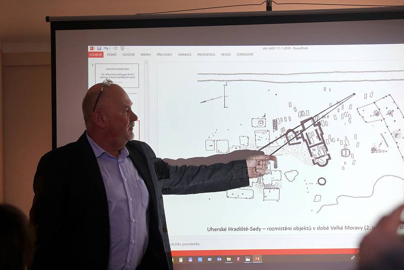 Tisková konference Centra slovanské archeologie  Moravského zemského muzea v Uherském Hradišti. Archeolog Luděk Galuška.