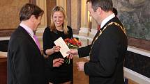 V obřadní síni uherskohradišťské radnice předal starosta Stanislav Blaha při slavnostním ceremoniálu poukaz na deset tisíc korun rodičům Romanovi Zálešákovi a Jitce Mikušové, kterým se narodil první občánek města v roce 2017 Lukáš Zálešák.