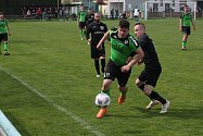 Fotbalista Zlechova Tomáš Vanda (zelený dres) je sice gólmanem, ale občas vypomůže i na hrotu, jak tomu bylo v neděli dopoledne proti Dolnímu Němčí. 