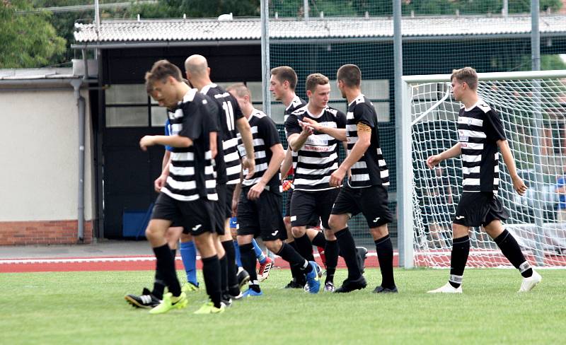 Fotbalisté Hluku (v černobílých dresech) prohráli v úvodním zápase nové sezony I. A třídy skupiny B s Újezdcem 1:2.