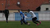 Fotbalisté Hluku (modrobílé dresy) v 16. kole I. A třídy skupiny B přehráli sousední Kunovice 3:1.