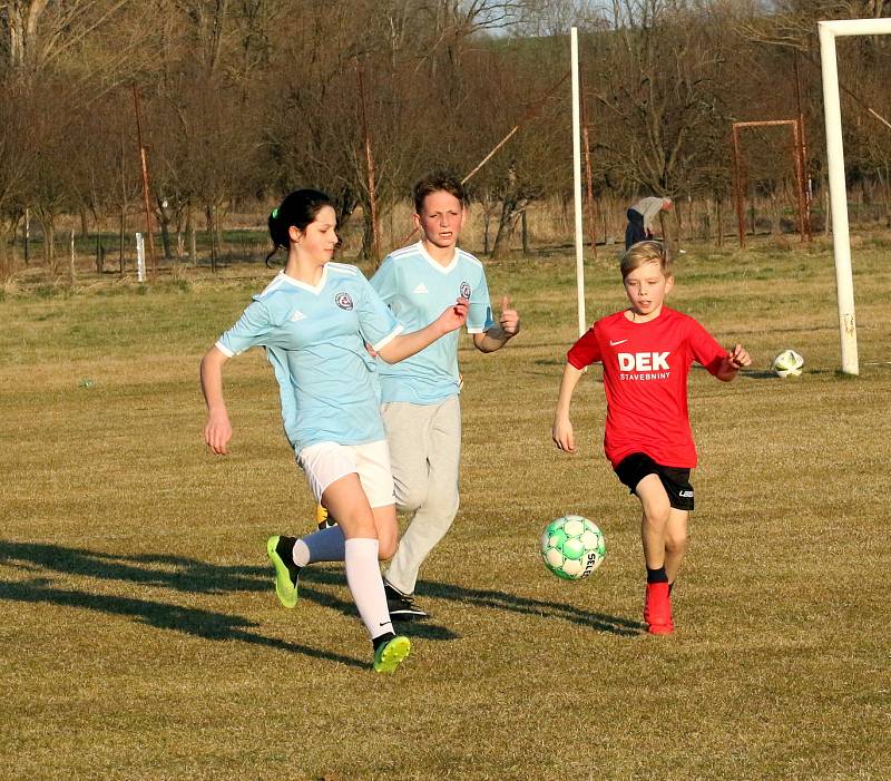 Trojice mladých Ukrajinců trénuje fotbal v Ostrožské Lhotě.