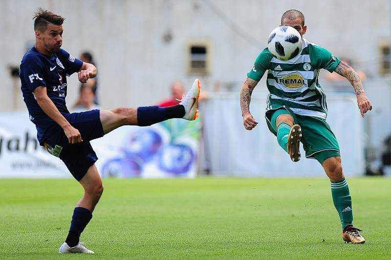 Fotbalové utkání Fortuna ligy mezi celky Bohemians Praha 1905 a 1. FC Slovácko 22. července v Praze. Zleva Jan Navrátil vs. David Bartek.