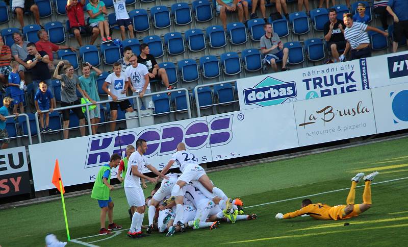 Fotbalisté Slovácka /v bílých dresech/ zvítězili ve 2. kole FORTUNA:LIGY nad Baníkem Ostrava 2:1