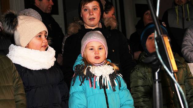 Na Masarykovo náměstí v Uherském Hradišti si přišlo koledy zazpívat asi pět set lidí.
