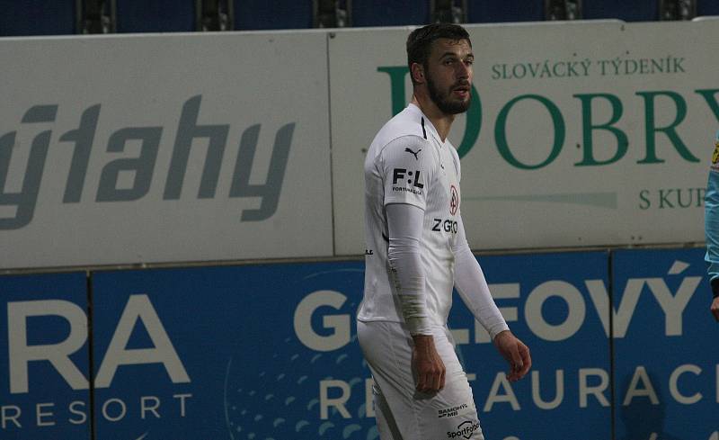 Fotbalisté Slovácka (bílé dresy) se v osmifinále MOL Cupu utkali s Karvinou.