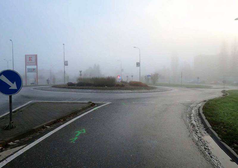 Ke kuriózní nehodě došlo v neděli 12. listopadu na Sokolovské ulici v Uherském Hradišti u supermarketu Kaufland.