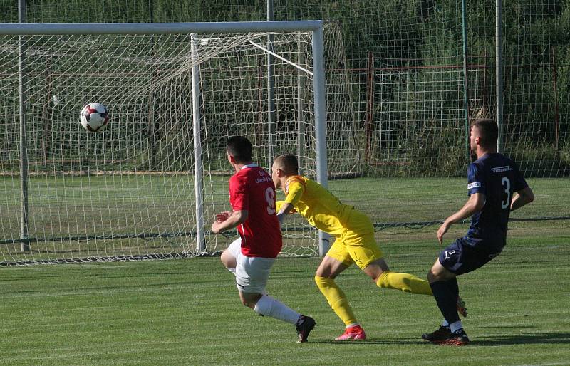 Fotbalisté Uherského Brodu (červené dresy) v prvním kole MSFL remizovali s béčkem Slovácka 3:3.