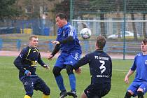 Fotbalisté Starého Hrozenkova (modré dresy) na zimním turnaji v Uherském Brodě remizovali se Stráním B 2:2.