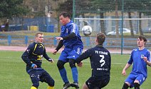 Fotbalisté Starého Hrozenkova (modré dresy) na zimním turnaji v Uherském Brodě remizovali se Stráním B 2:2.