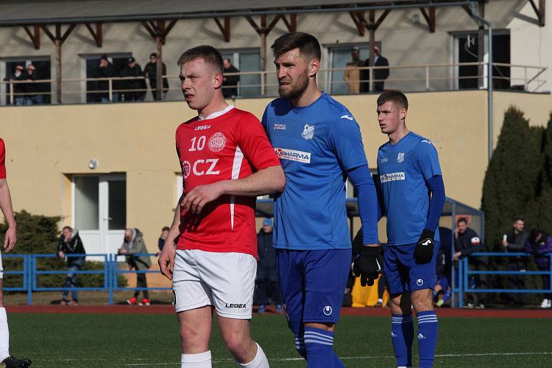 Fotbalisté Uherského Brodu (červené dresy) v 19. kole MSFL podlehli doma na Lapači Otrokovicím 2:3.