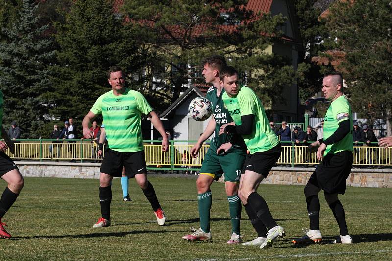 Derby fotbalistů Dolního Němčí (světle zelené dresy) s Nivnicí skončil v I. A třídě nerozhodně 2:2.