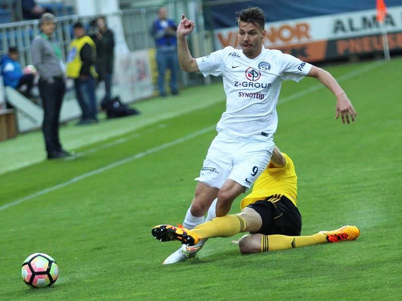 1. FC Slovácko - MFK Karviná (ve žlutém)