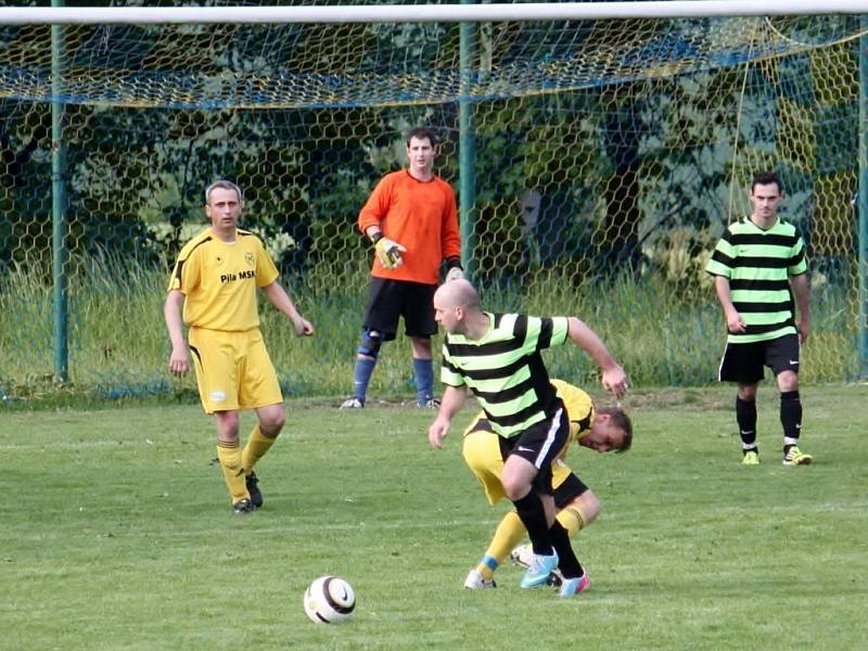 Fotbalisté Kelče B (pruhované dresy) doma porazili rezervu Velkých Karlovic+Karolinky 4:1. 