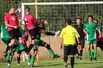 V předkole Poháru OFS Uherské Hradiště se utkali fotbalisté Huštěnovic (v zeleném) s Hlukem. Hosté zvítězili 2:1.