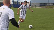 Fotbalisté Kunovic (modré dresy) v 11. kole krajské I. A třídy skupiny B i bez omluveného trenéra Chaloupky zdolali Těšnovice 2:1.