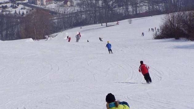 Dítě jede na hory. Na kolik vyjde půjčení lyží? - Zlínský deník