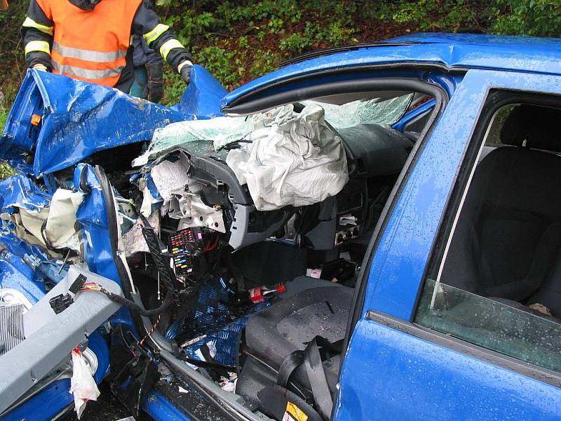 Těžká dopravní nehoda ve St. Hrozenkově, po nárazu osobního auta do nákladního dva vážně zranění.