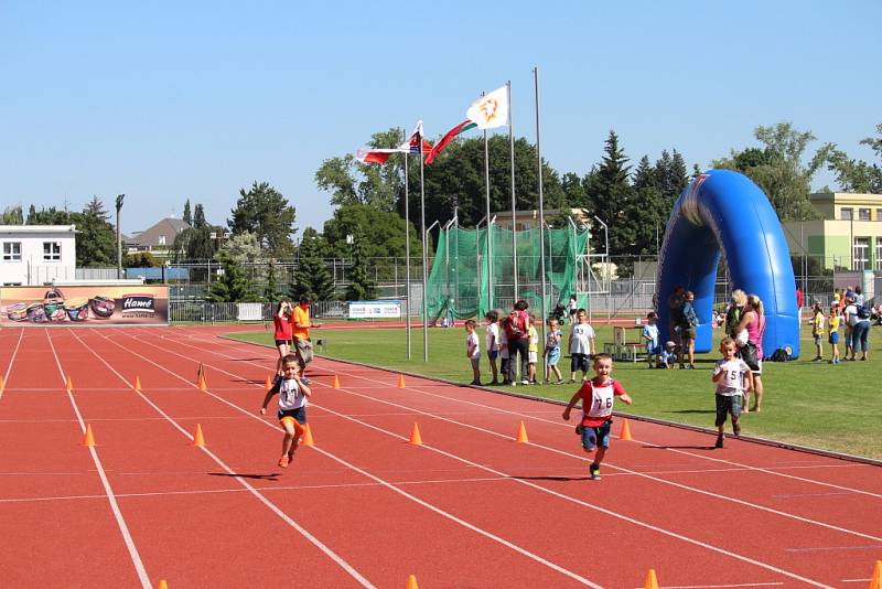 Atletický stadion v Uherském Hradišti hostil olympiádu dětí z mateřských škol.