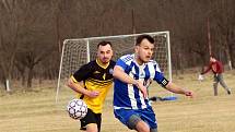 Fotbalisté Ostrožské Lhoty (žlutočerné dresy) ve čtvrtfinále Poháru OFS Uherské Hradiště podlehli Hluku B 1:2.