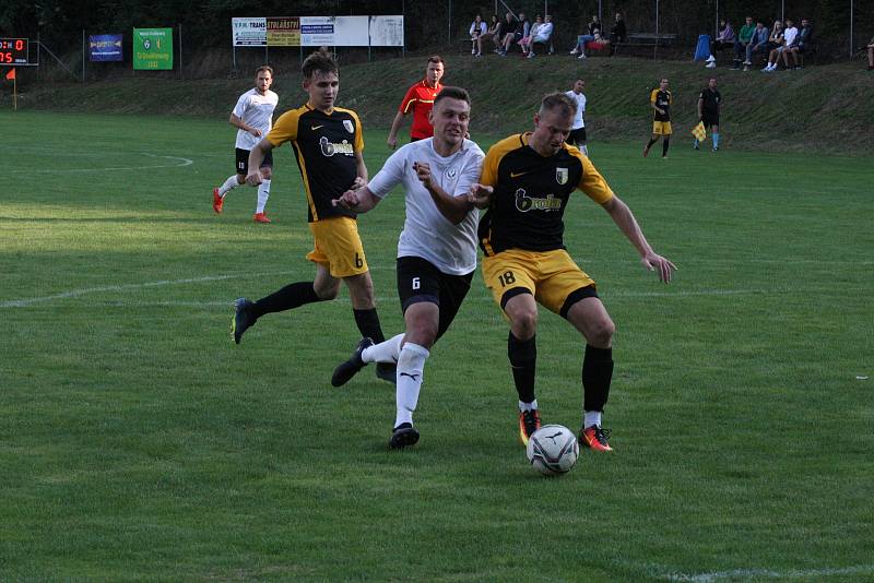 Fotbalisté Osvětiman (bílé dresy) v historicky prvním zápase krajského přeboru zdolali Slušovice 2:0.