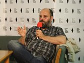 Scénárista Petr Jarchovský na 42. Letní filmové škole v Uherském Hradišti v sále Reduty při své přednášce. 