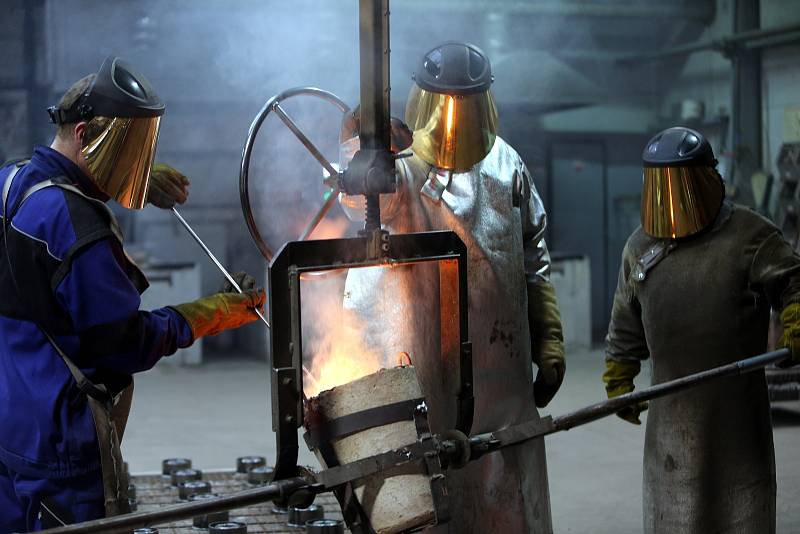 Odlévání soch do bronzu sochaře Otmara Olivy ve slévárně PŘESNÉ ODLITKY s.r.o.v Popovicích.