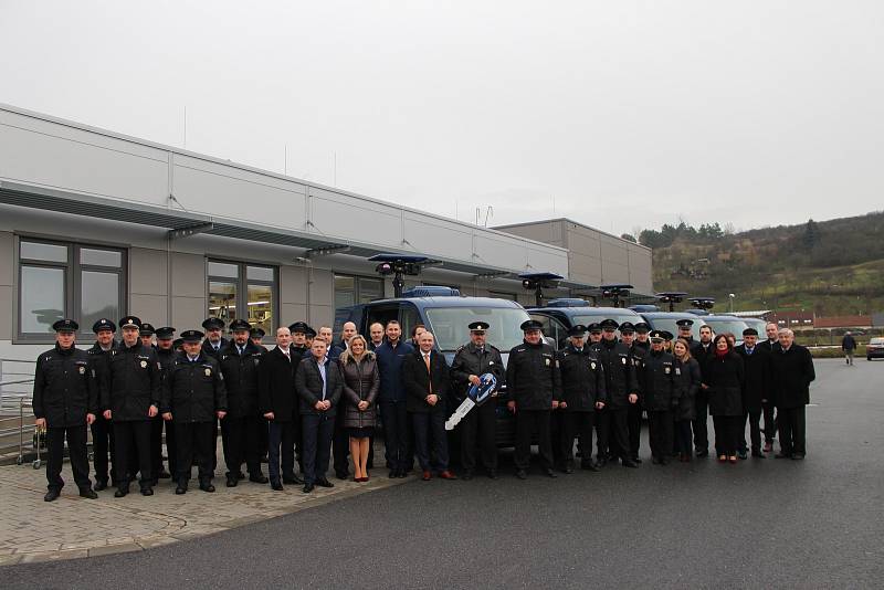 Hned pětici nových monitorovacích vozidel za pětatřicet milionů korun si v uherskohradišťské firmě EVPÚ Defence přebrala Policie ČR.