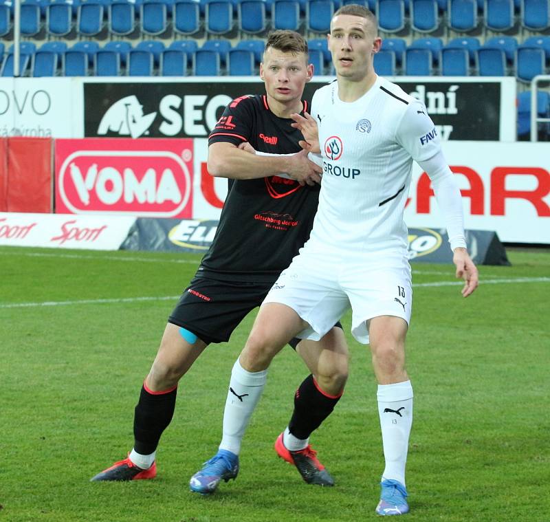 Fotbalisté Slovácka (bílé dresy) zakončili podzimní část domácím zápasem s Jabloncem.