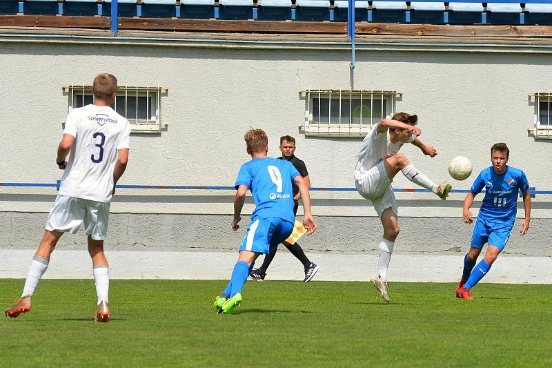 Starší dorostenci Slovácka (bílé dresy) ve 27. kole MSDL zdolali na Širůchu ve Starém Městě Baník Ostrava 1:0.
