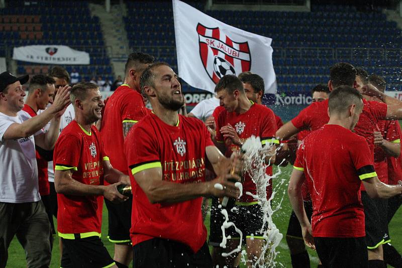 Fotbalisté Jalubí (žlutočerné dresy) zdolali ve finále Poháru OFS Jarošovský pivovar Stříbrnice 7:1. Utkání na stadionu ligového Slovácka sledovalo 1234 diváků.