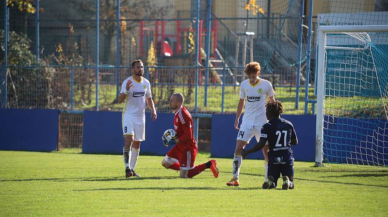 Fotbalisté Slovácka B (modré dresy) ve 14. kole MSFL vyzvali na kunovické Bělince rivala ze Zlína.