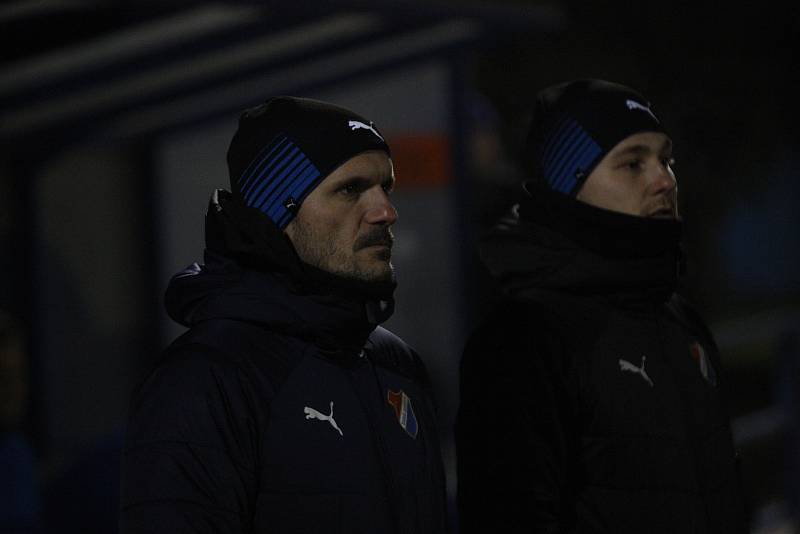 Fotbalisté Uherského Brodu (červené dresy) v přípravném zápase podlehli dorostu Baníku Ostrava 0:7.