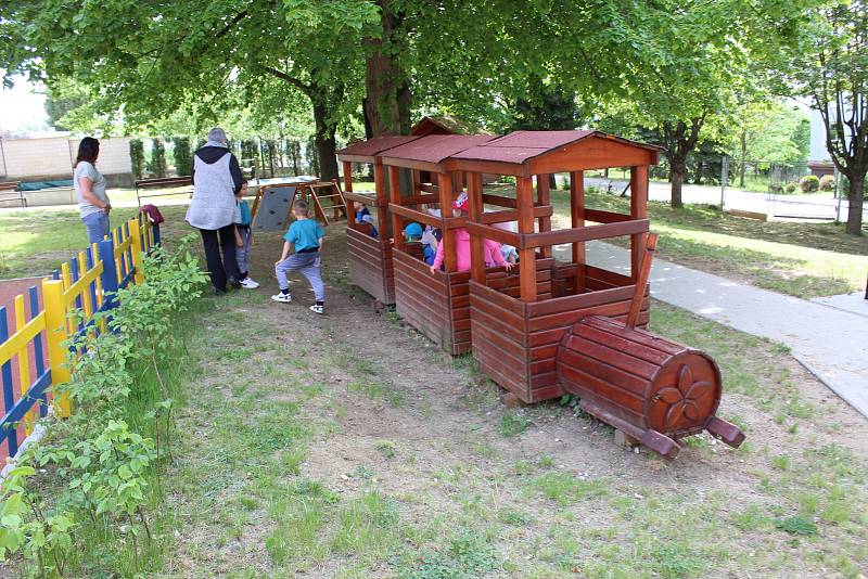 Děti na zahradě Mateřské školy Svatopluka Čecha v Uherském Brodě.