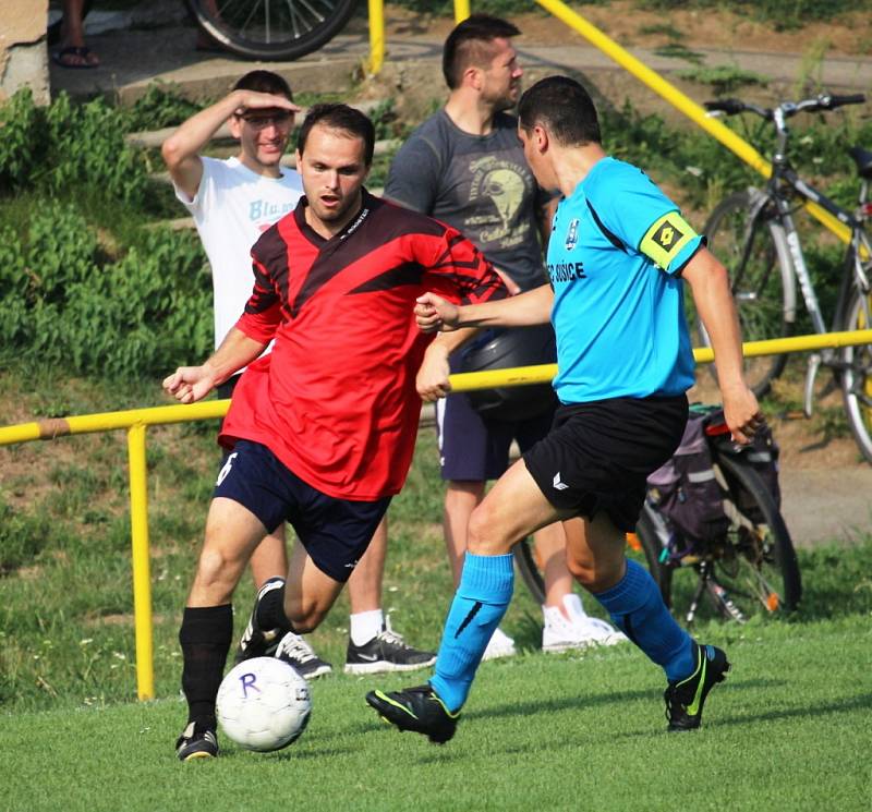 Okresní přebor – 2. kolo: Uherský Ostroh – Sušice (v modrén) 2:1.