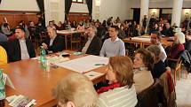V rámci Veřejného fóra o rozvoji města obyvatelé Uherského Hradiště v pondělí 11. dubna poukázali na problémy, které je nejvíc tíží. 