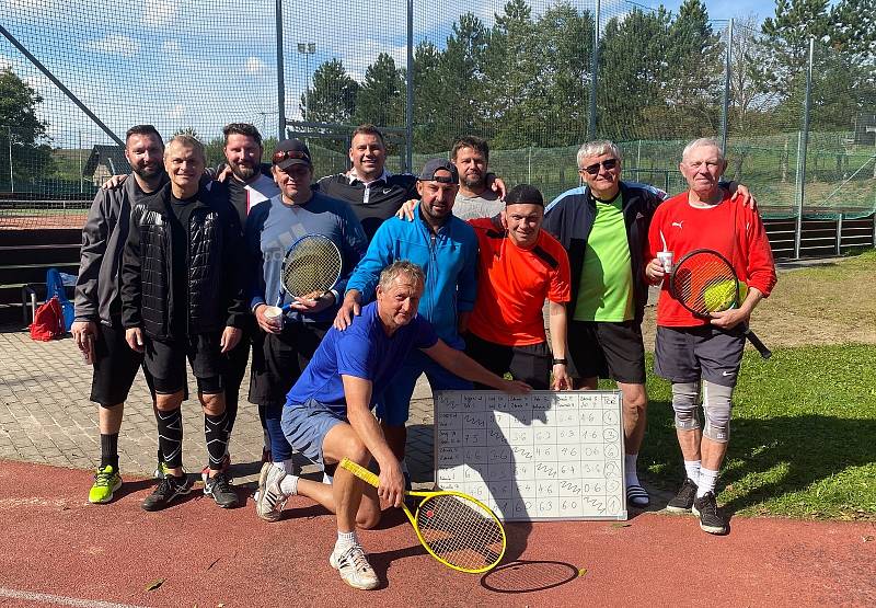 Sedmého ročníku tenisového turnaje Kasko Cup na kurtech v Dolním Němčí se zúčastnilo dvanáct hráčů. Foto: se svolením Zdeňka Skopala