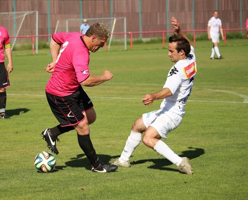 Někdejší ligový obránce Miloslav Penner (v tmavém) poznal, jak bolí fotbal v okresním přeboru. Jeho Hluk B navíc na hřišti Slovácka C prohrál 1:3.