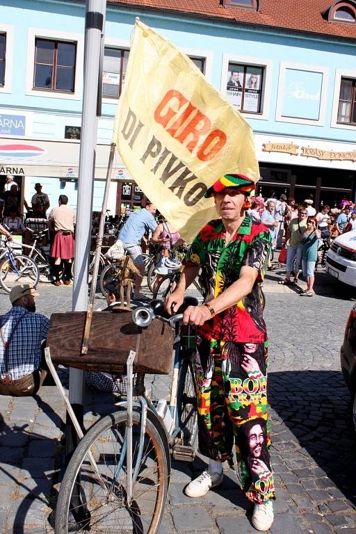 U orlovny na Mariánském náměstí se v sobotu sešlo třicet pět recesistů na bicyklech, aby se vydali na 40. ročník jízdy Giro de Pivko. 