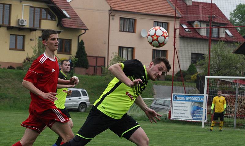 Fotbalisté Jalubí (žlutočerné dresy) v semifinále Poháru OFS Jarošovský pivovar zdolali Nedakonice 3:0.