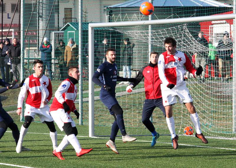 Fotbalisté ligového Slovácka (v modrých dresech) zvítězili na umělé trávě v Kroměříži 4:1.