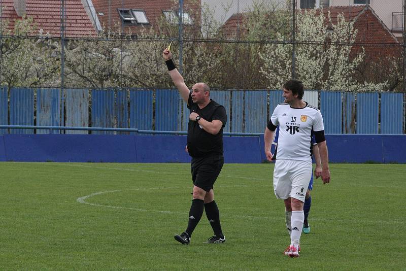 Fotbalisté Kunovic (modré dresy) i přes snaživý výkon doma podlehli Bojkovicím 1:2.