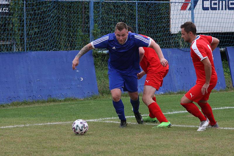 Fotbalisté Kunovic (modré dresy) ve 3. kole krajské I. A třídy skupiny B podlehli Újezdci 1:4.