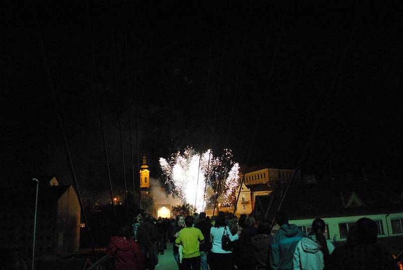 Velkolepá ohňostrojová show zakončila slavností otevření přechodové lávky v Uh. Brodě.